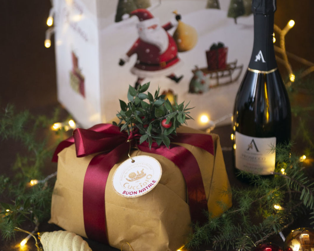 Scatola con panettone e prosecco associazione cucciolo ritaglio